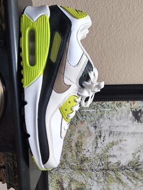 Nike Air Max Size 5.5Y Or 7w (38 Euro) White, Black & Volt